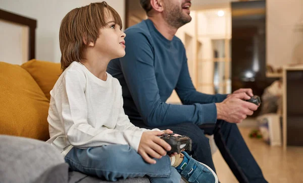 Vit Liten Pojke Och Beskärs Far Spelar Spel Med Joysticks — Stockfoto