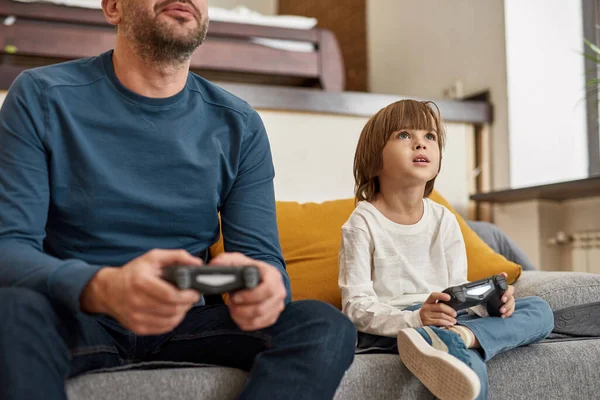 Niño Caucásico Padre Recortado Jugando Videojuegos Con Joysticks Sofá Casa —  Fotos de Stock