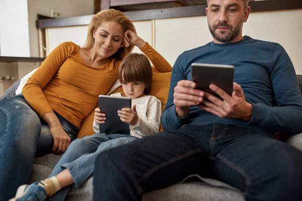 Jovem Família Europeia Assistindo Tablets Digitais Sofá Casa Pais Relacionamento — Fotografia de Stock