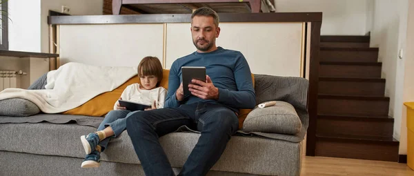 Niño Hombre Caucásico Enfocado Viendo Tabletas Digitales Sofá Casa Relación —  Fotos de Stock