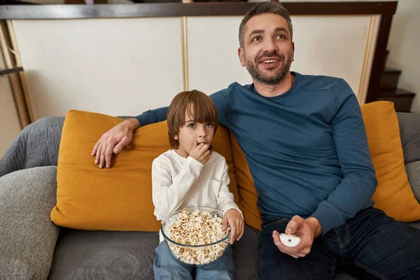 Glimlachende Blanke Vader Gefocuste Zoon Die Thuis Film Aan Het — Stockfoto