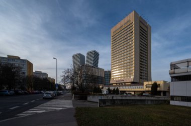 Şehrin modern binası