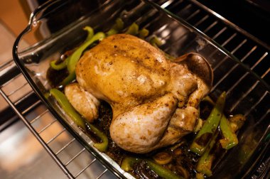 Tabakta tavuk ve sebze