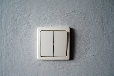 Duvardaki beyaz düğme