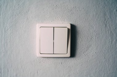 Beyaz elektrik prizi bir duvar arka planında