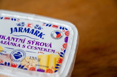 Cam kavanozda bir sürü beyaz ve mavi zar var.