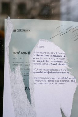 Beyaz bir fotoğraf ve bir araba harfi.