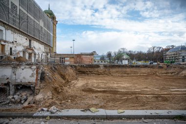 Büyük bir binası olan bir inşaat alanı