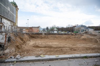 Büyük bir binası olan bir inşaat alanı