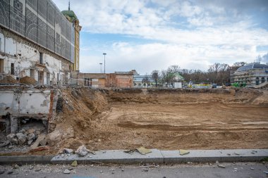 Büyük bir binası olan bir inşaat alanı