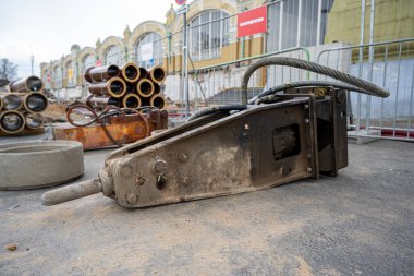 Büyük testereli paslı metal konteynır.