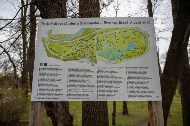 Bir parkın dikey görüntüsü ve bir ağaç işareti.