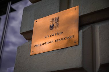 Şehirdeki eski tahta tabela.