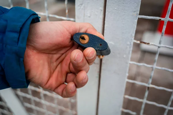 Man Holding Metal Detector Hands House — ストック写真