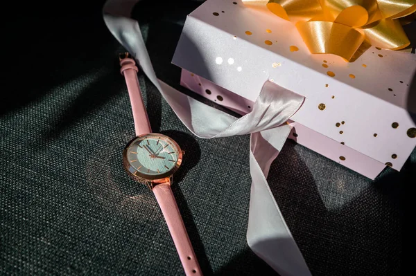 Pink Analog Watch Gift — ストック写真