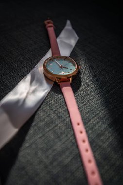 Hediye olarak pembe analog saat.