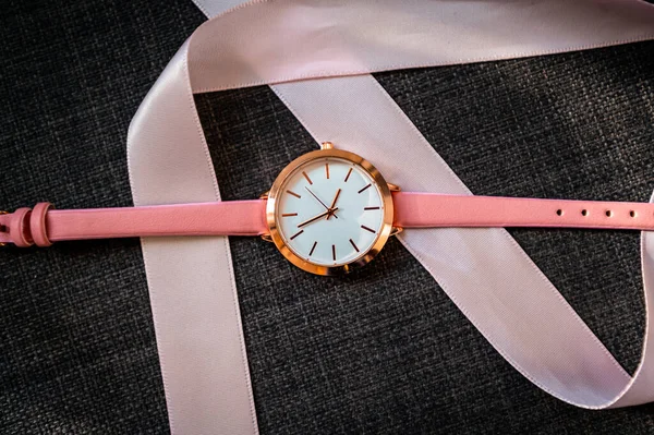 Hediye olarak pembe analog saat.