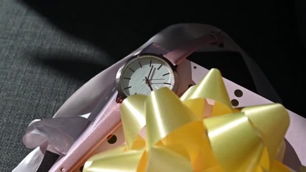 Pink Handy Clock Gift Fake Cheap Clock — Stock Video