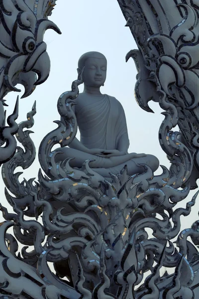 Fehér meditál buddha szobor — Stock Fotó
