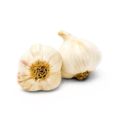 Beyaz arkaplanda sarımsak izole edilmiş.