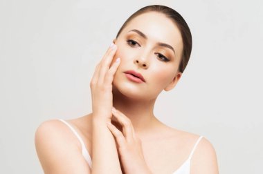 Açık tenli güzel bir kadın. SPA konsepti. Doğal güzellik. Tarz modeli