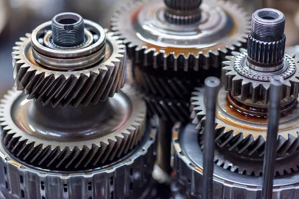 Engranajes helicoidales de primer plano en la transmisión automática del coche —  Fotos de Stock