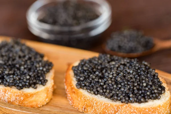 Sanduíches com esturjão preto ou caviar beluga de perto — Fotografia de Stock