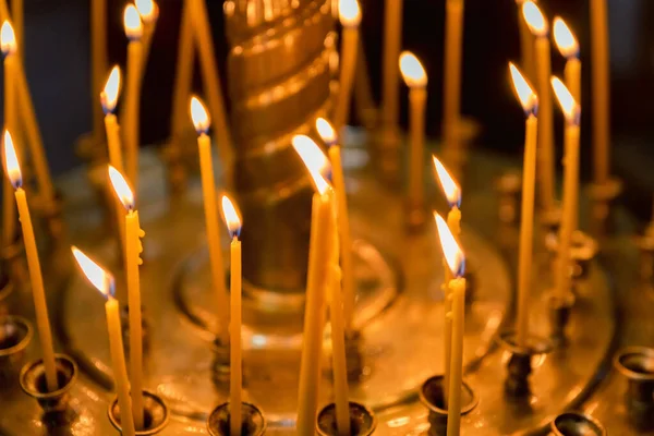 Närbild ljus brinner i en kyrka — Stockfoto
