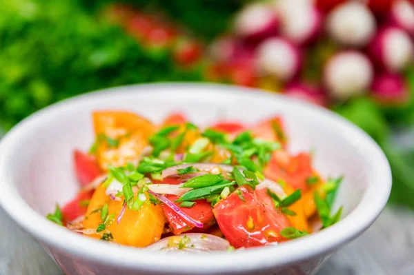 Salade de légumes frais rustiques sur fond rustique — Photo