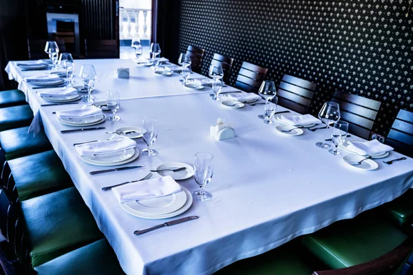 Conjunto de mesa de catering blanco servicio y vasos — Foto de Stock