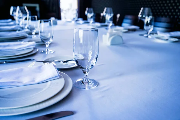Primer plano servicio de mesa de catering y vasos — Foto de Stock