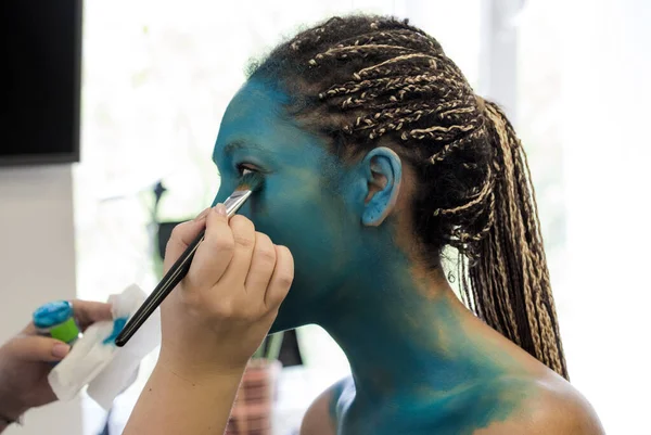 Makeup Καλλιτέχνης εφαρμόζει ya σκιές σε μια όμορφη γυναίκα σε στυλ Avatar — Φωτογραφία Αρχείου