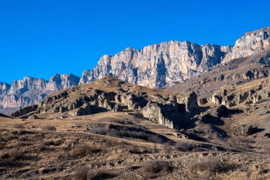 Kuzey Kafkasya 'da kayalar ve kuru çimenler Sonbaharda güneşli bir günde