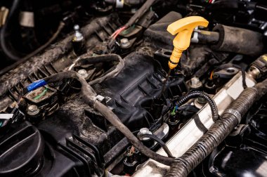 Servis sırasında arabanın yağ seviyesini kontrol et..