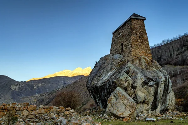 Vista de la fortaleza medieval de la torre Amirkhan-Kala en el norte del Cáucaso, Rusia — Foto de Stock