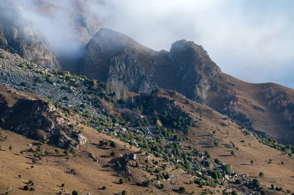 Rocas y nubes en las montañas del Cáucaso Norte en otoño en un día soleado — Foto de Stock