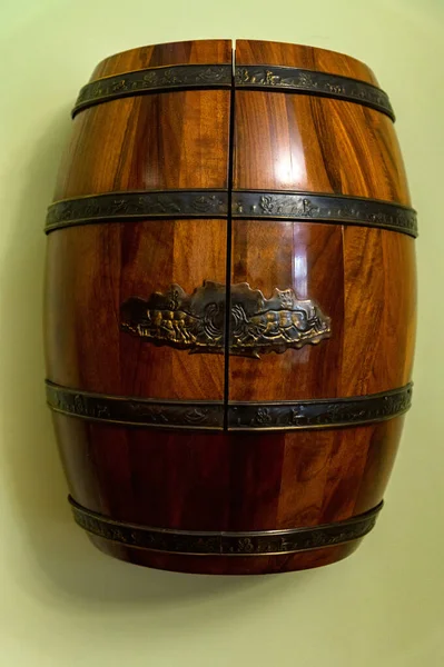 改装された古い木製の茶色の樽の眺め — ストック写真