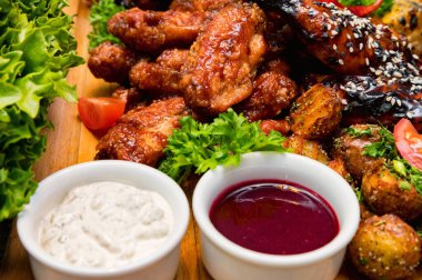 Ahşap masada sebzeli ızgara tavuk.