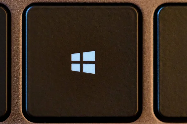 Primer plano del botón de ventanas negras en el teclado gris — Foto de Stock