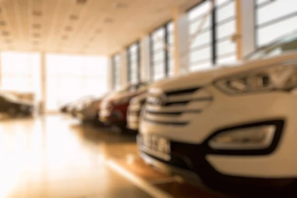 Nieuwe auto 's bij Sunlit dealer showroom dichtbij zicht Rechtenvrije Stockafbeeldingen