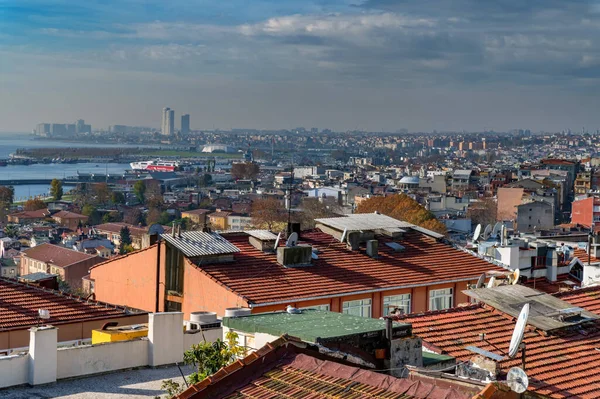 Červené kachlové střechy istanbulu s výhledem na Bosporu — Stock fotografie