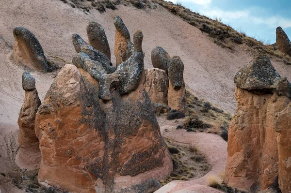 Verbazingwekkende rotsen in Love Valley in Cappadocia, Goreme, Turkije — Stockfoto