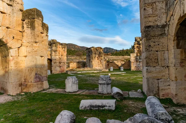 Ruïnes van de oude Martelaar van St. Philip detail in Hierapolis, Turkije. — Stockfoto