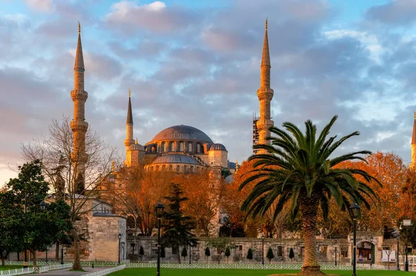 ISTANBUL, TURQUIA - 10 de dezembro de 2020: Exterior da mesquita Sultão Ahmed — Fotografia de Stock