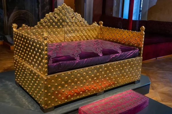 Primo piano del trono della cerimonia d'oro dove siedono i Sultani nel Palazzo Topkapi Foto Stock Royalty Free