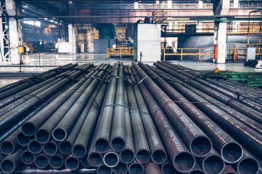Taganrog 'daki Demir ve Çelik Fabrikası' ndaki çelik boruların yakın görüntüsü