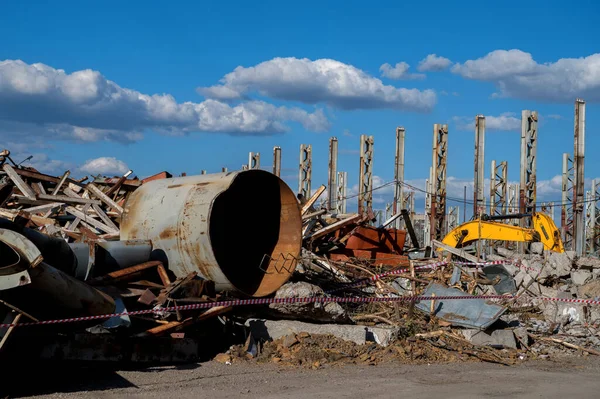 The result of demolition of a dilapidated building — Stockfoto