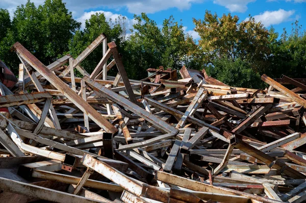 Scrap metal left on the ground after demolition — Stockfoto