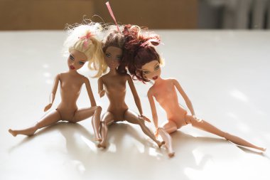 Barbie bebek üzerinde cam masa