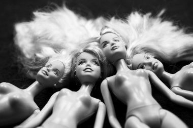 Barbie bebek siyah arka plan üzerine